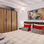 Opera Center Charming Air-conditioned Loft شقة